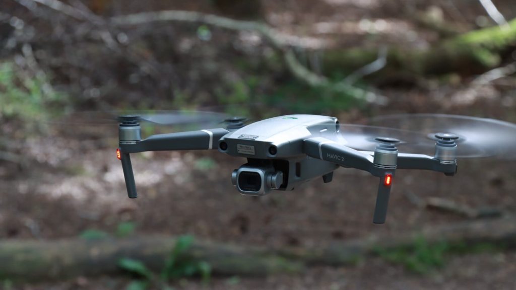 Drone in de lucht volgt piloot