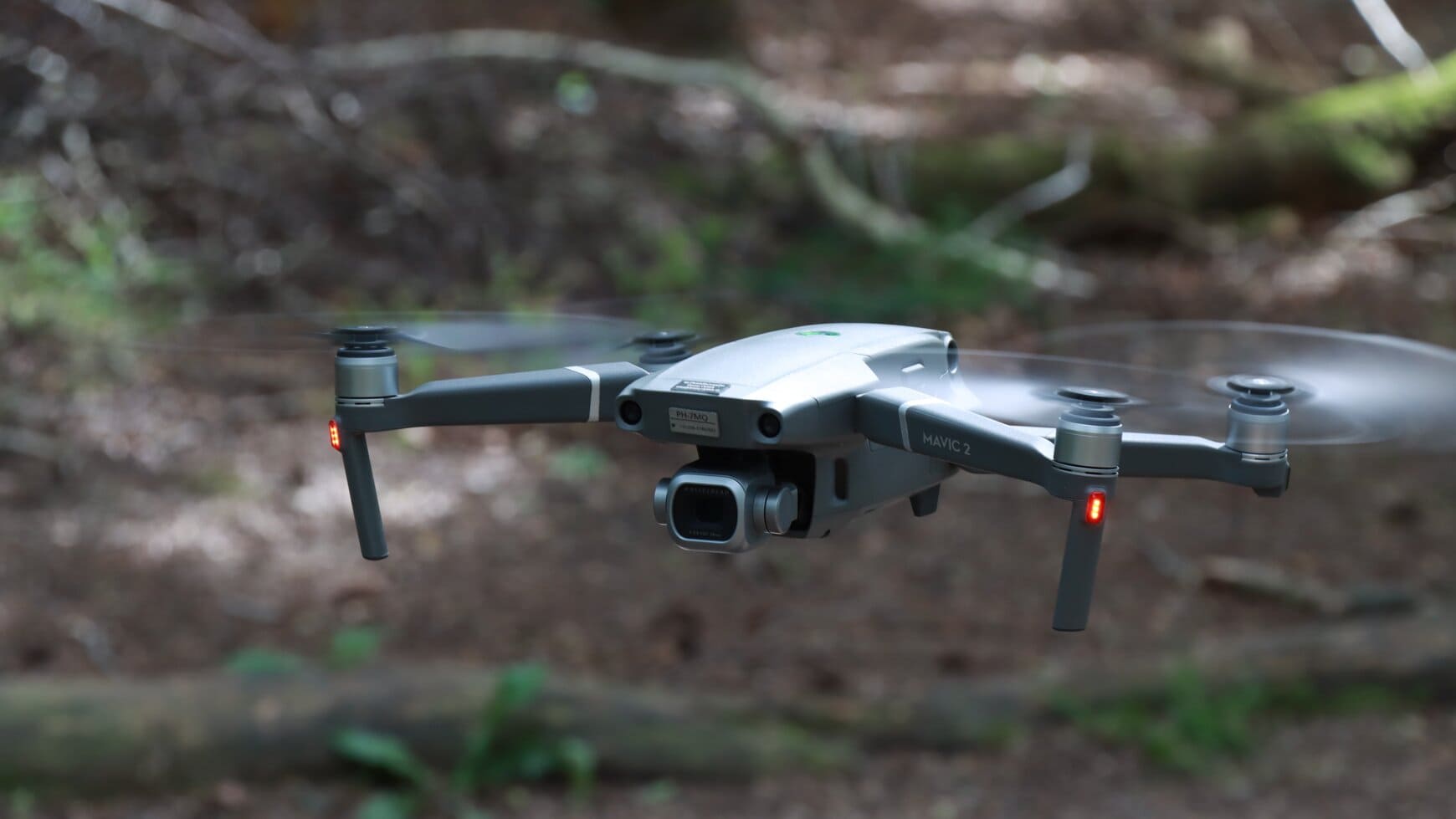Drone in de lucht volgt piloot