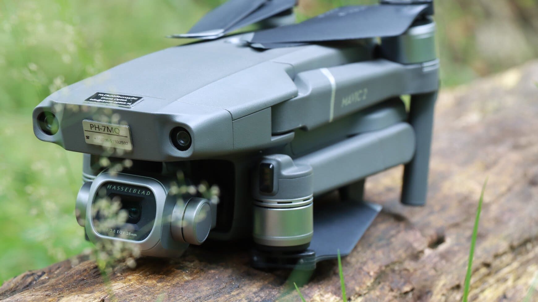 Drone ingeklapt in de tuin
