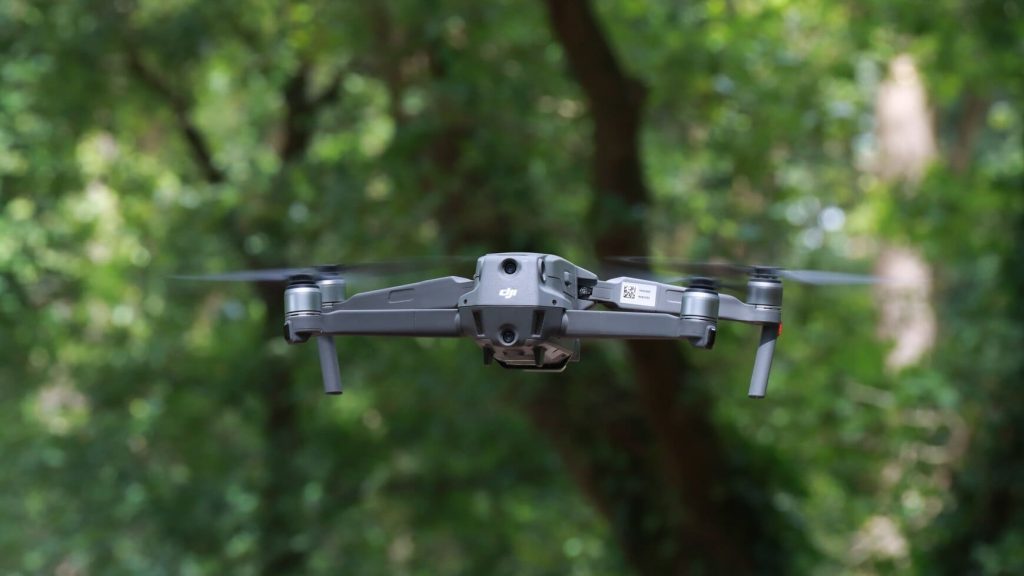 Drone vliegt in bos fotografie