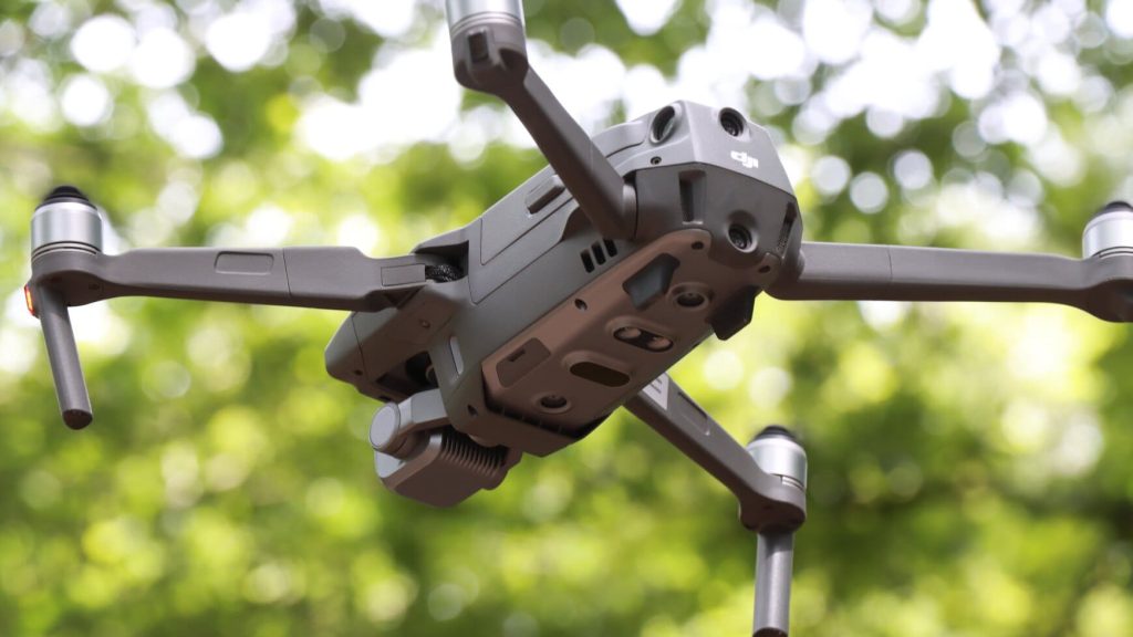 Drone vliegt in natuur