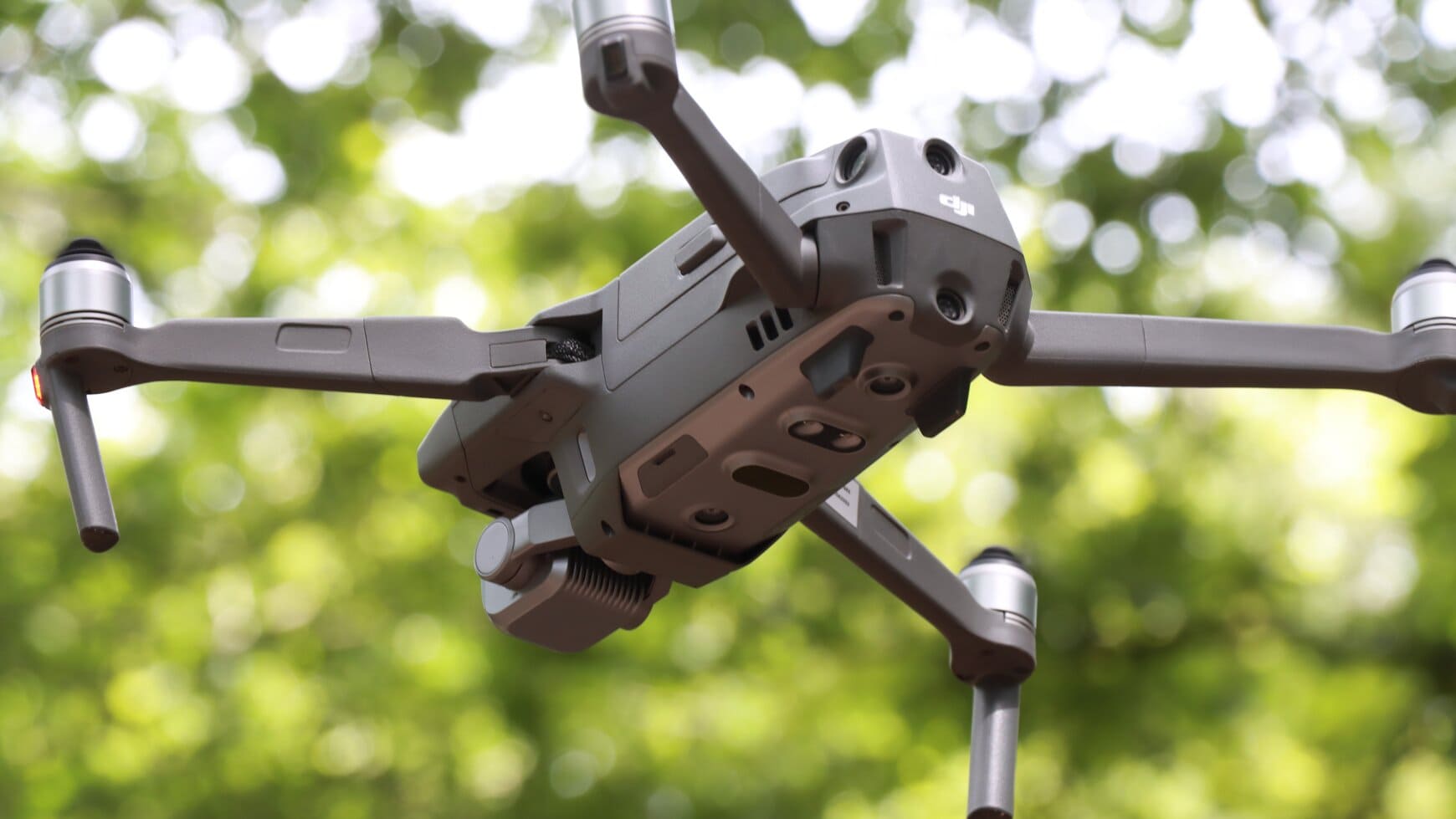 Drone vliegt in natuur