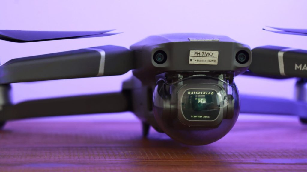 Een drone in het donker paars licht Een drone in het donker paars licht