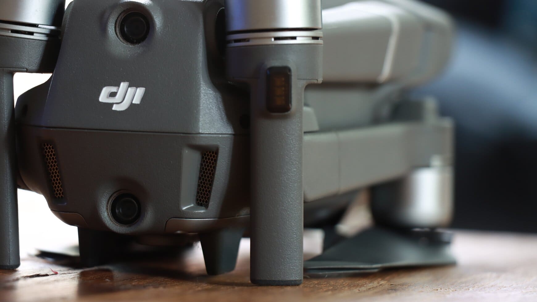 DJI drone op tafel ingeklapt