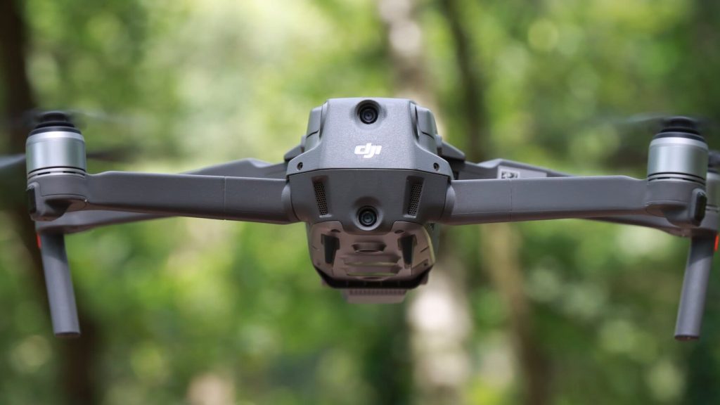 Drone vliegt hoog in de lucht Drone vliegt hoog in de lucht
