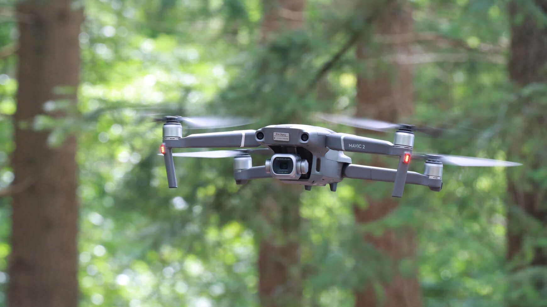 Drone vliegt met wind in het bos
