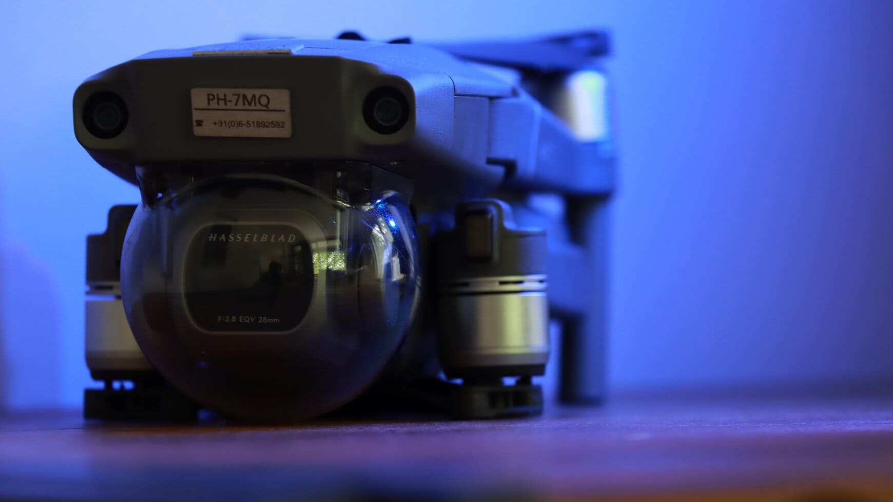 Ingeklapte drone in het donker met blauw licht