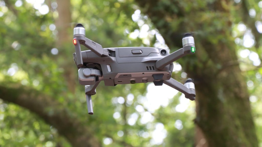 drone zijkant vliegt in de lucht drone zijkant vliegt in de lucht
