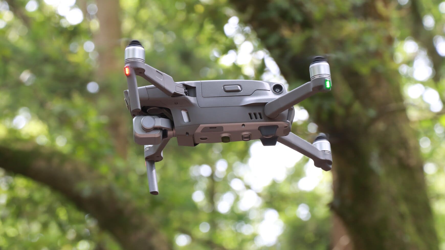 drone zijkant vliegt in de lucht