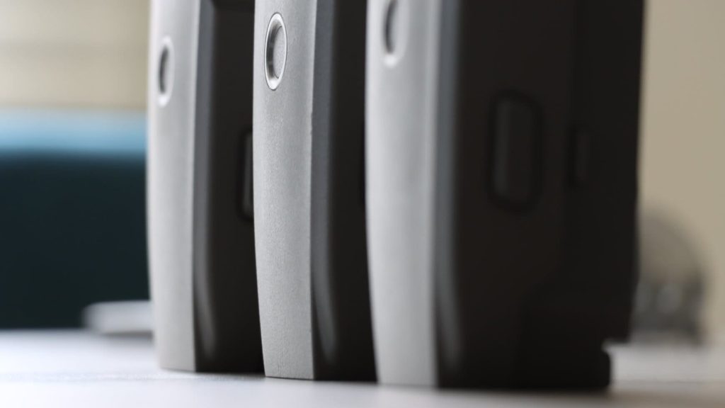drie drone batterijen staan op tafel
