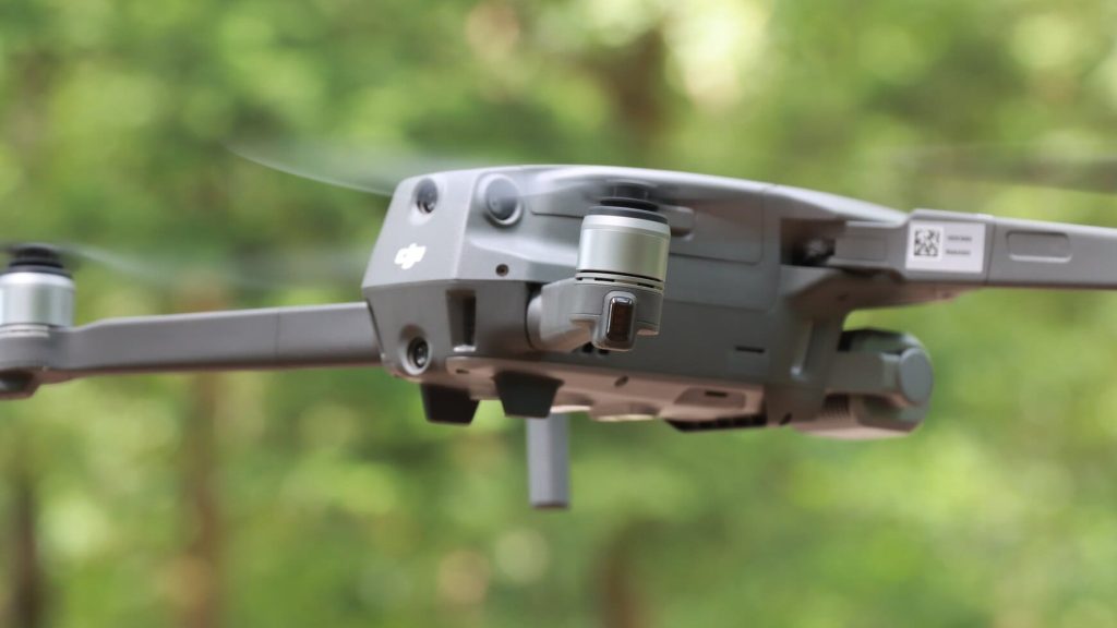 drone in de lucht vliegt instabiel trilt