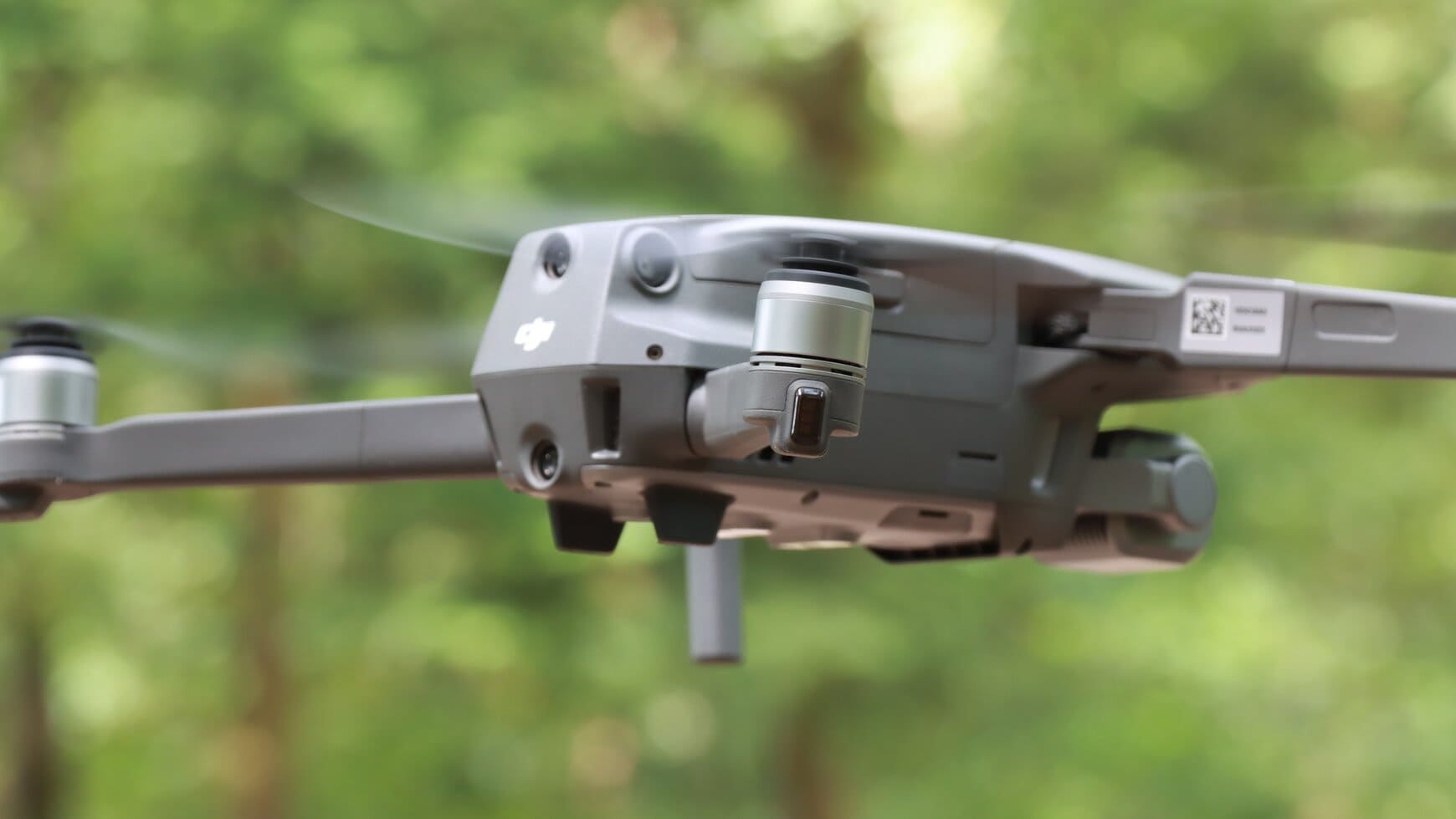 drone in de lucht vliegt instabiel trilt