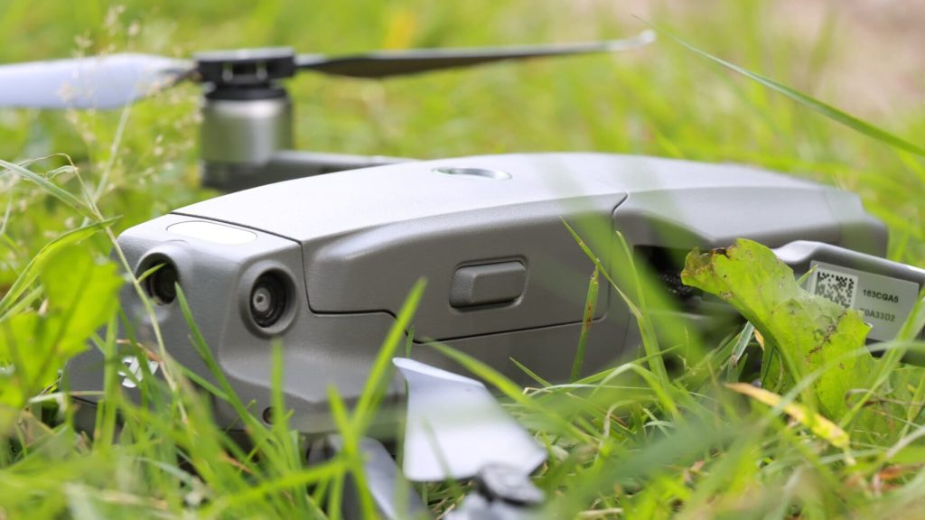 drone ligt in hoog gras vliegt niet terug