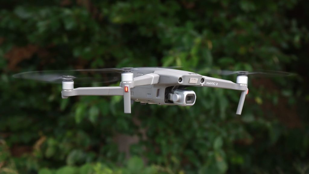 drone vliegt boven een huis overdag
