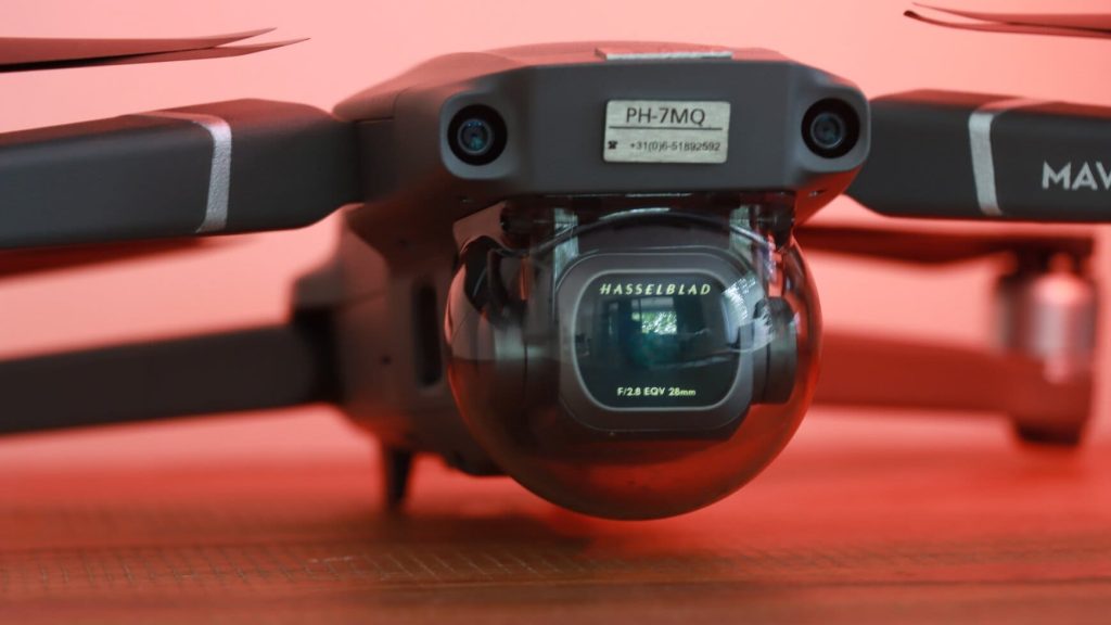 Een drone in het donker rood licht