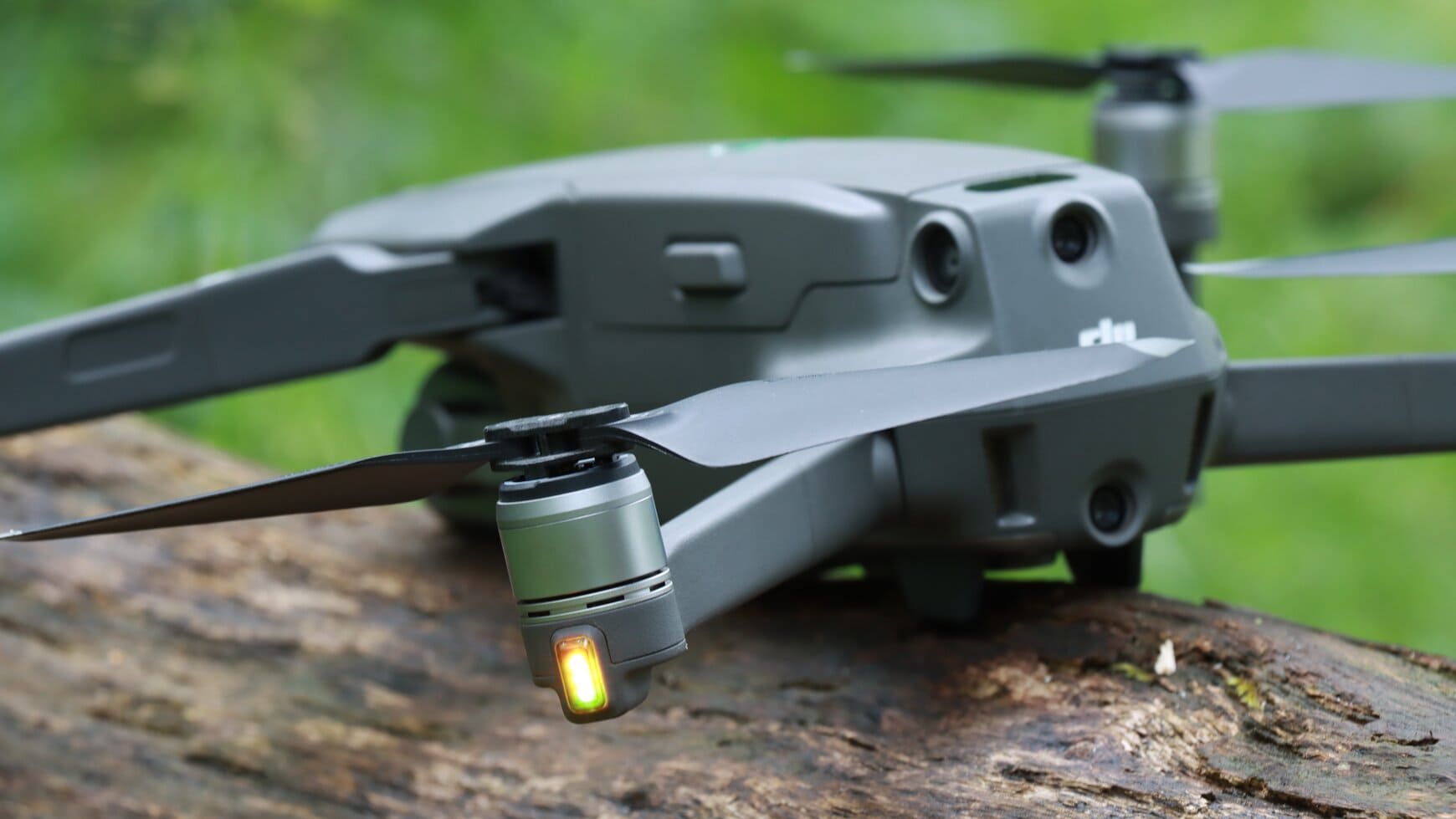 drone achterkant geel licht op een boom