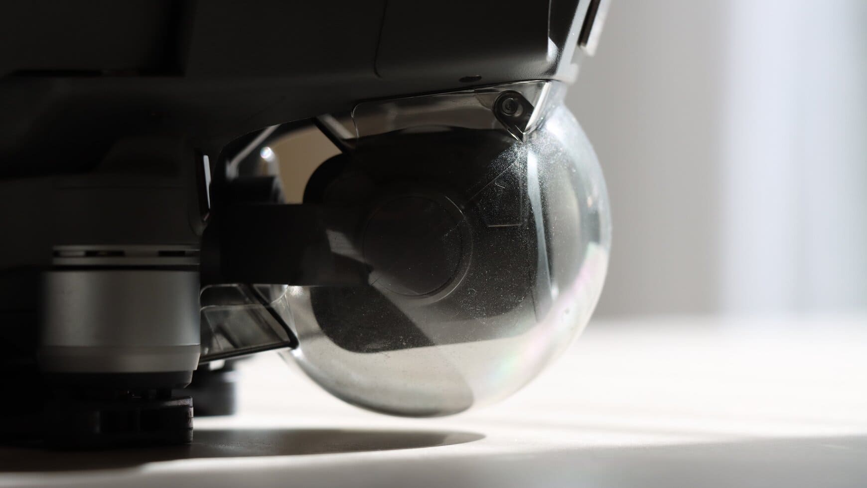 drone camera gimbalbeschermer op tafel