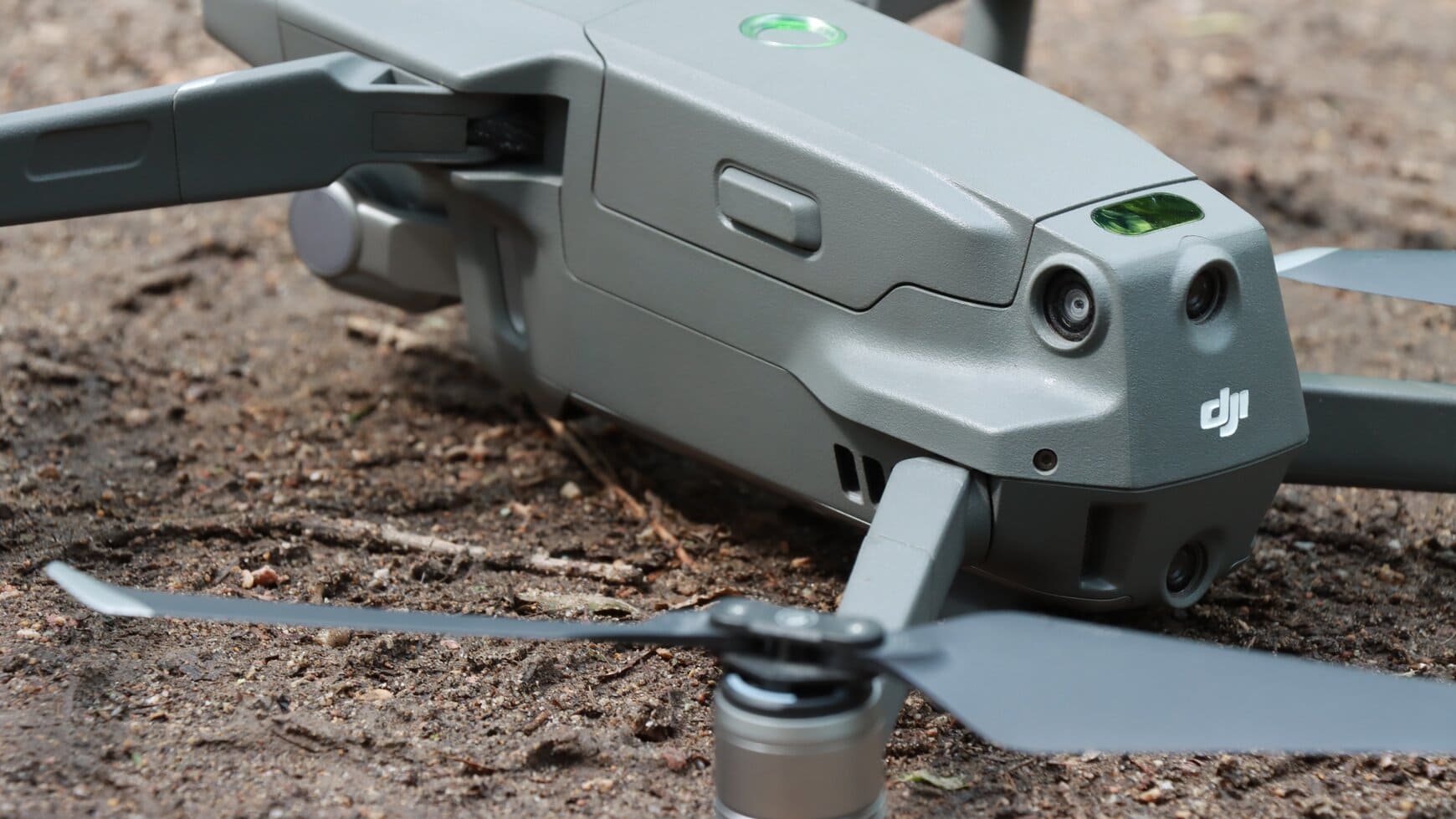 drone ligt op het strand opstijgen