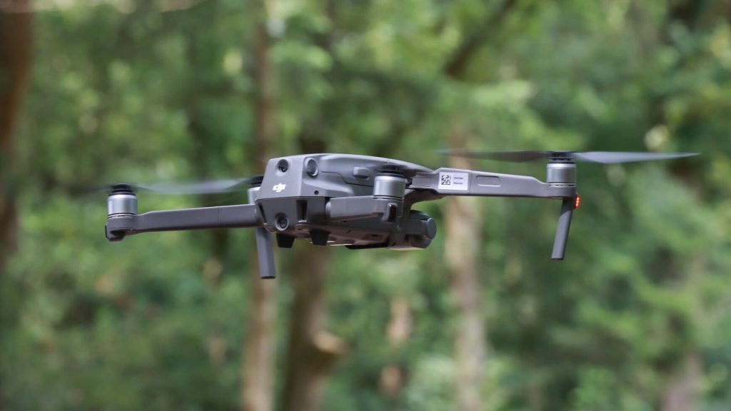 drone vliegt boven een priveterrein