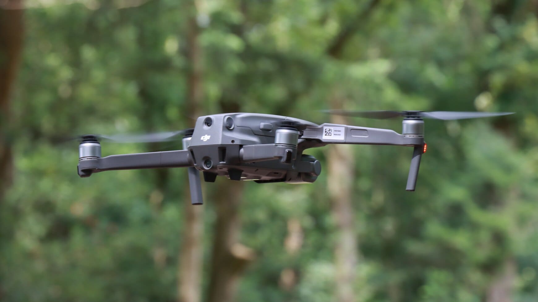 drone vliegt boven een priveterrein