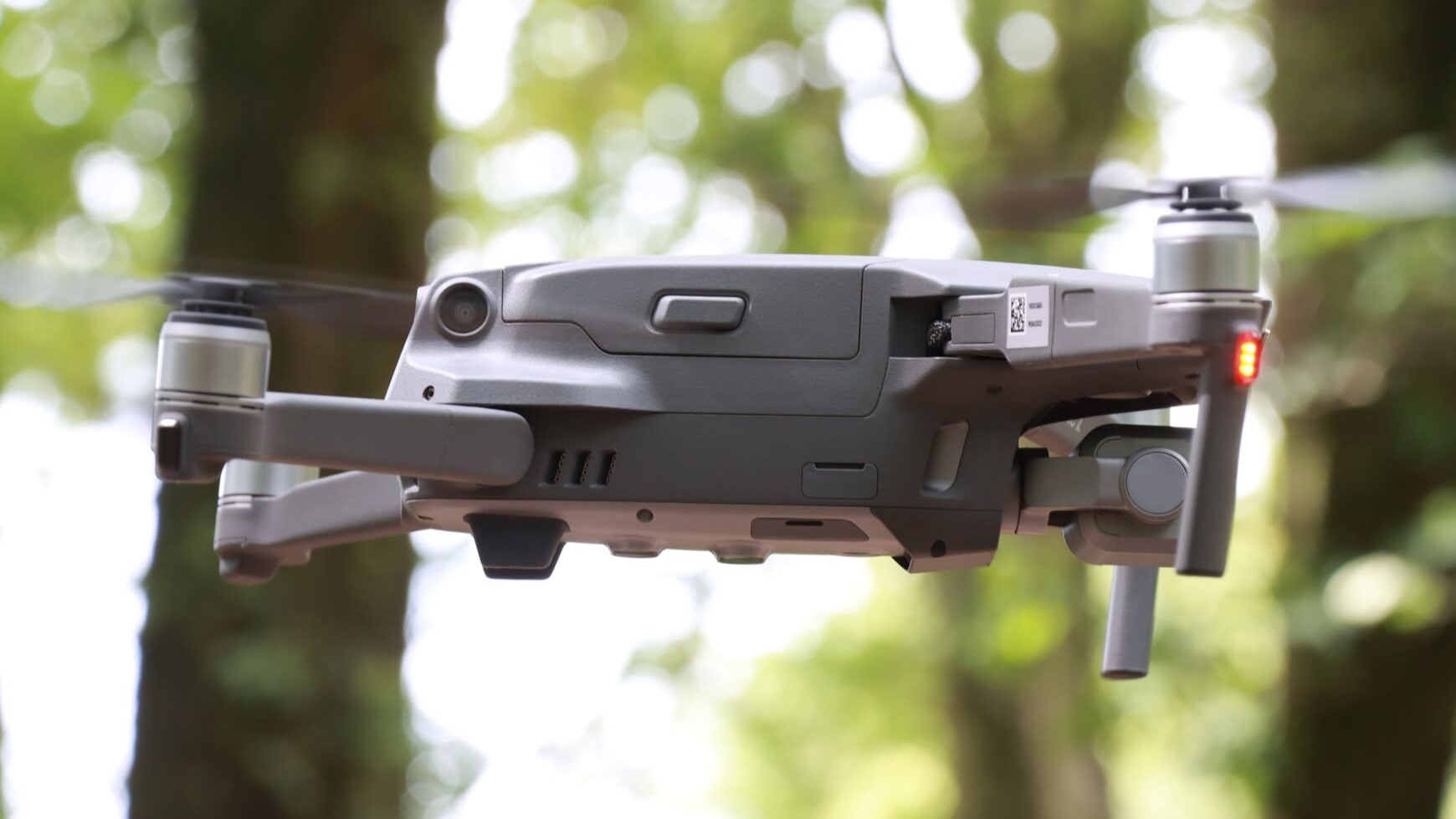 drone vliegt hoog in het bos