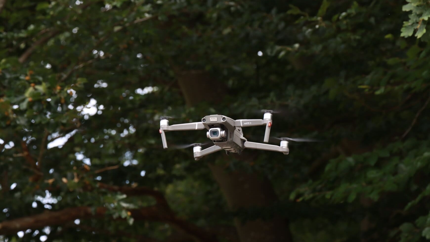 ongewenste drone in de lucht neerschieten