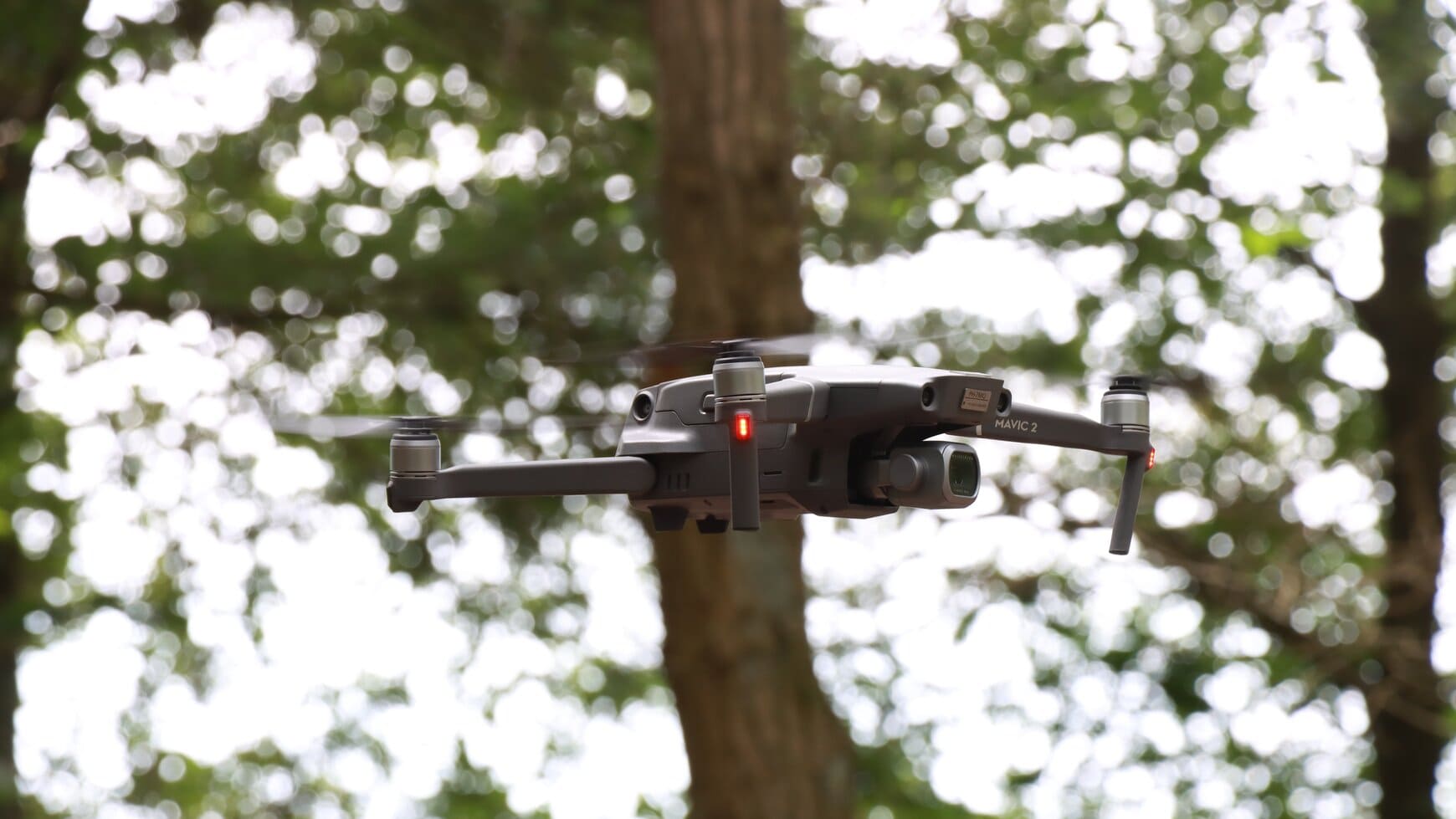 drone vliegt in woonwijk