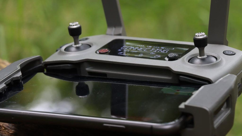 drone controller in gras met telefoon