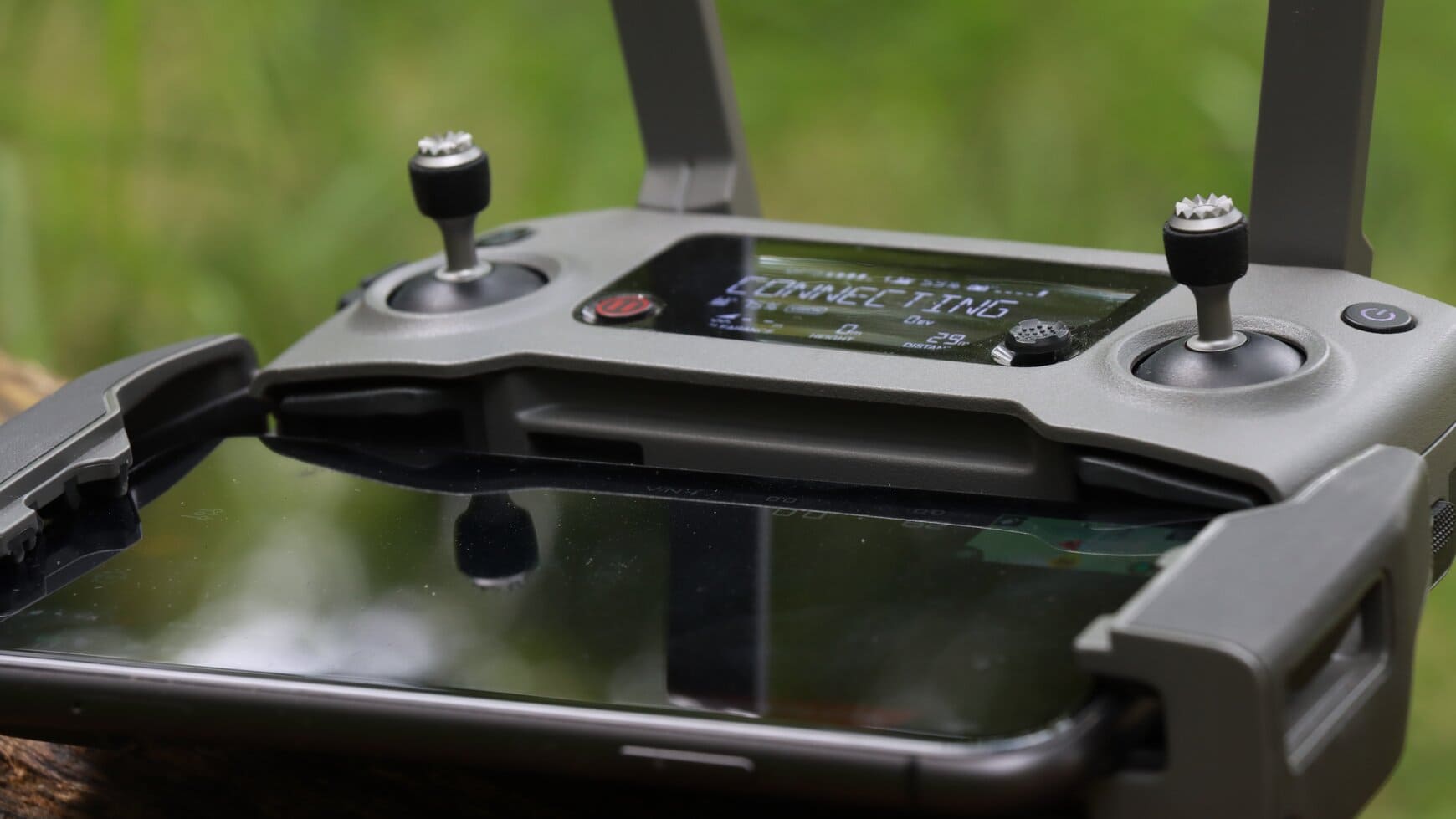 drone controller in gras met telefoon