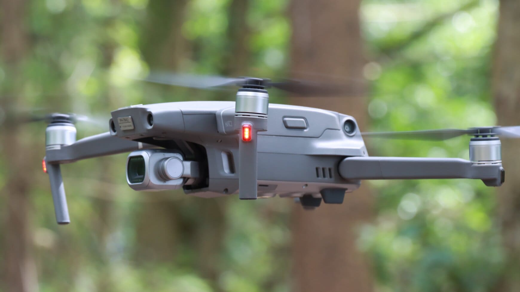 drone vliegt met drone club in de lucht